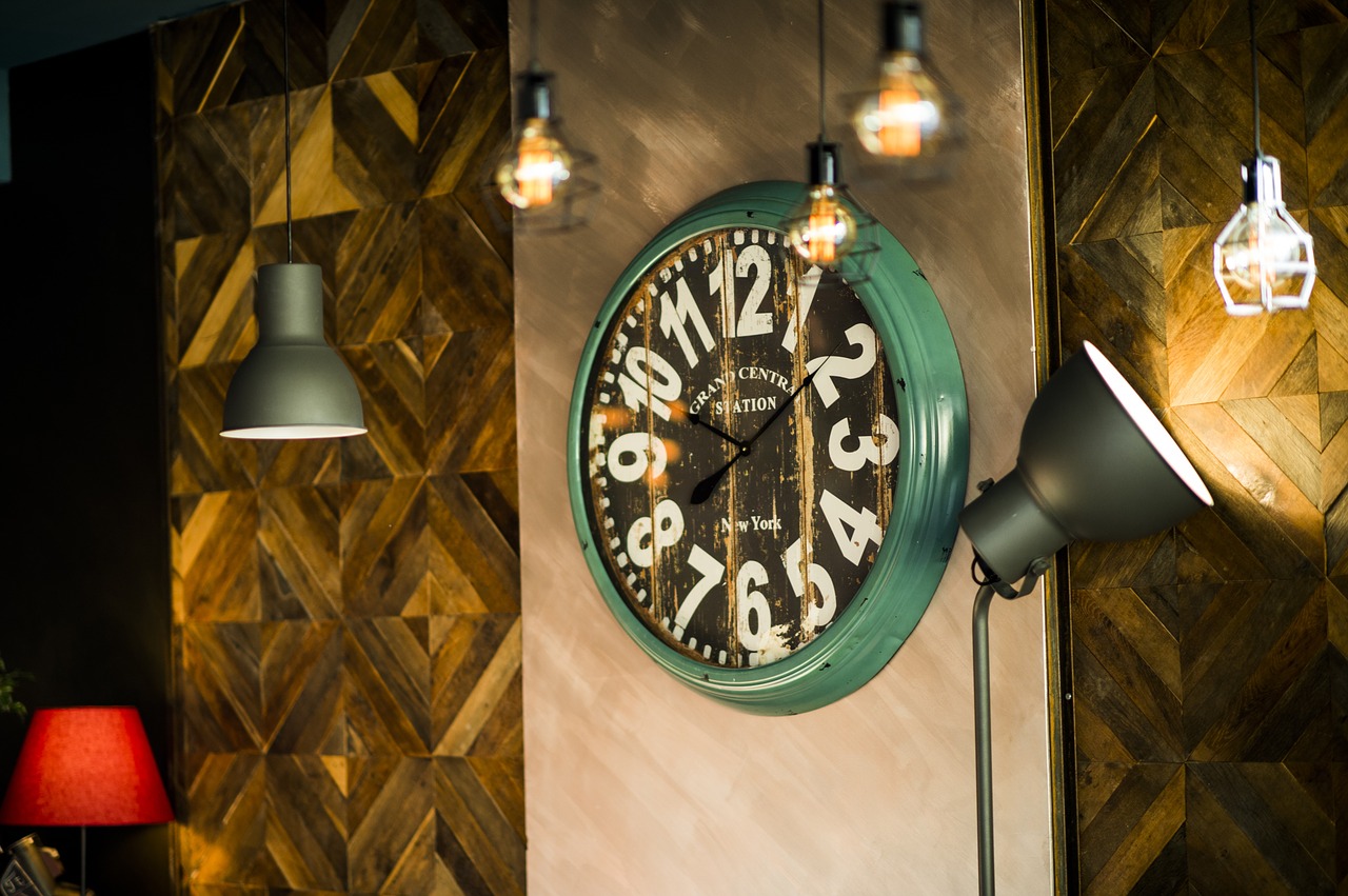 orologio e lampada vintage