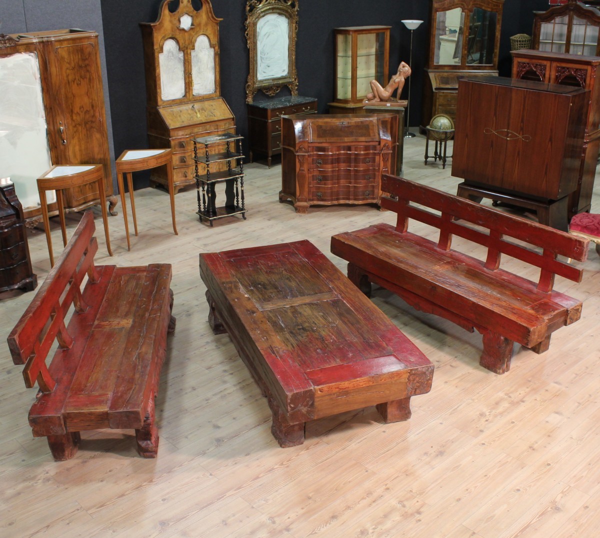coppia di panche e tavolino in legno laccato rosso