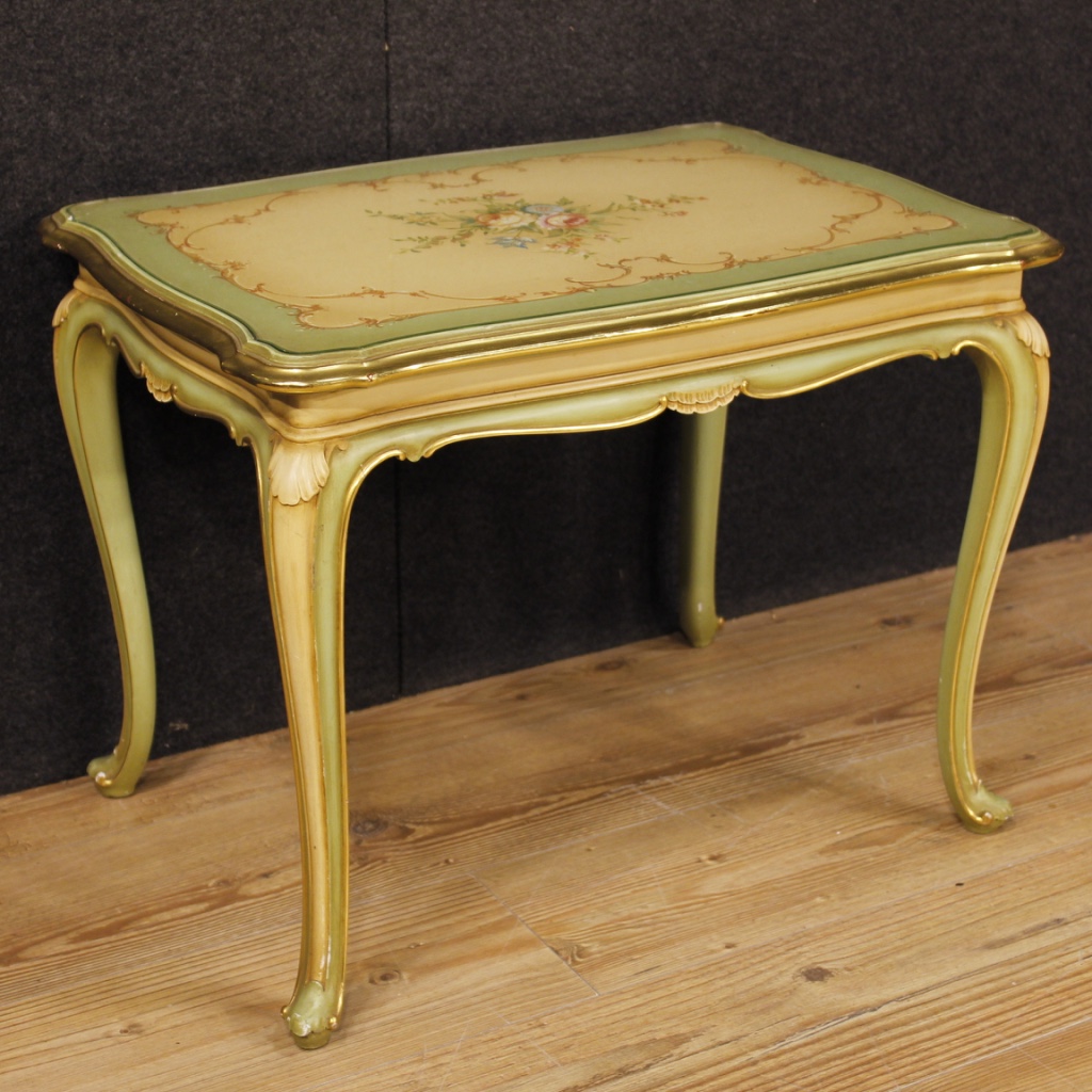 Tavolino italiano laccato, dorato e dipinto