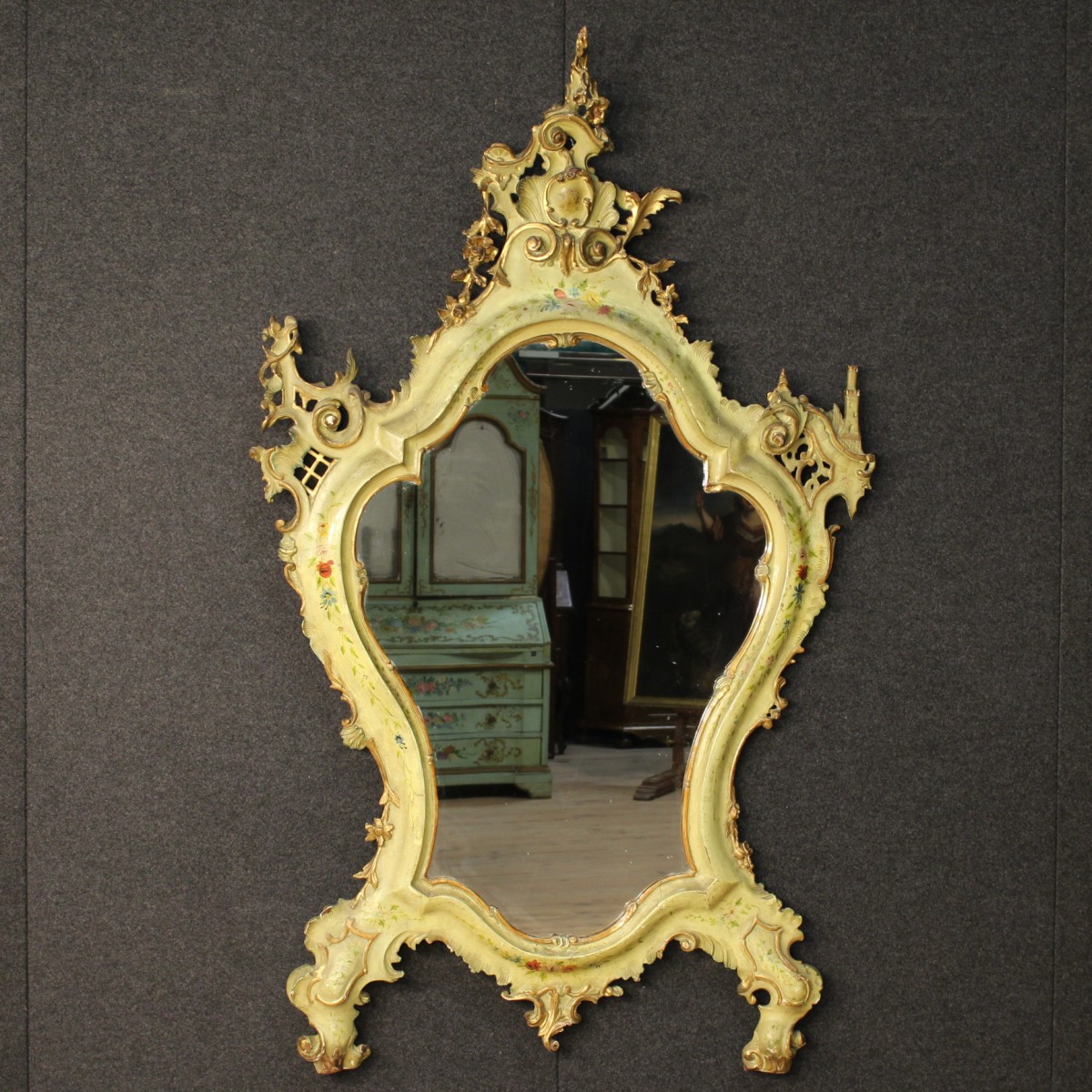 Specchiera veneziana laccata e dorata della fine del XIX secolo